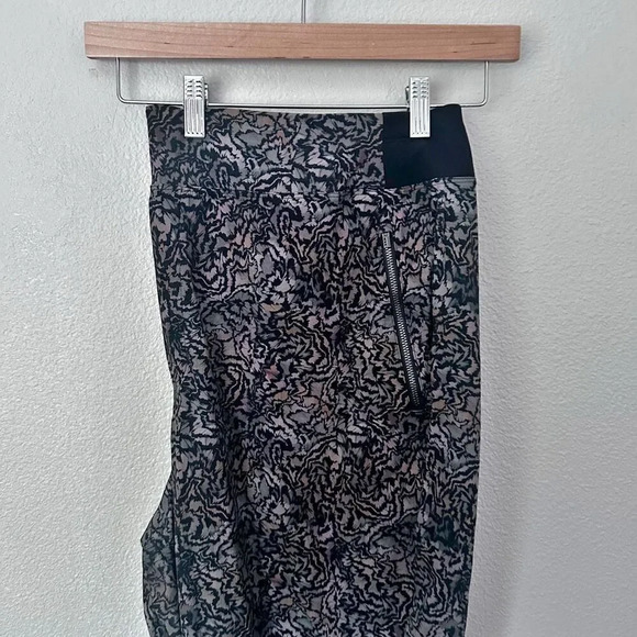 ATHLETA | Trekkie North Pants Kinetic Abstract Black Joggers Plus | Size 22 - Picture 4 of 9